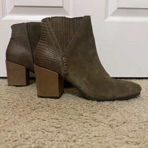 Snakeprint/Tan Heeled Boots